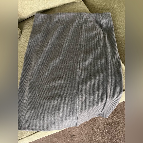 LOFT Dresses & Skirts - Loft, Pull On skirt. XL. Groove sweater material.